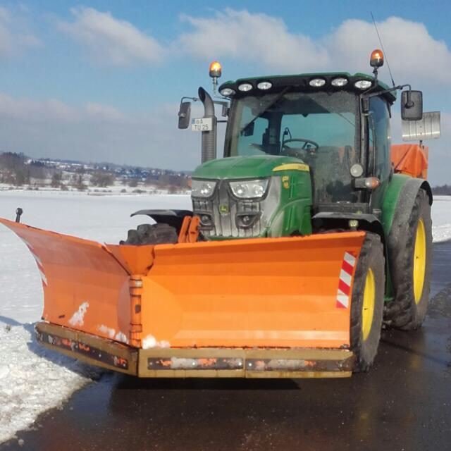 Traktor mit Schneeschild der Garten- und Landschaftspflege Ulrich M. Thaler