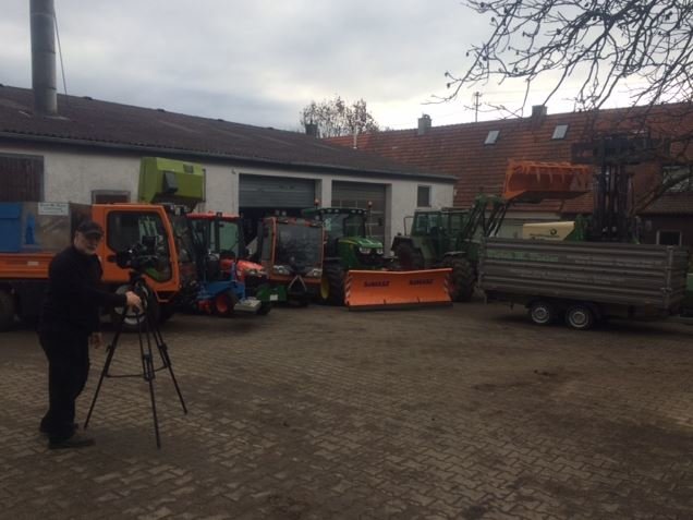 Mitarbeiter vor Fuhrpark der Garten- und Landschaftspflege Ulrich M. Thaler