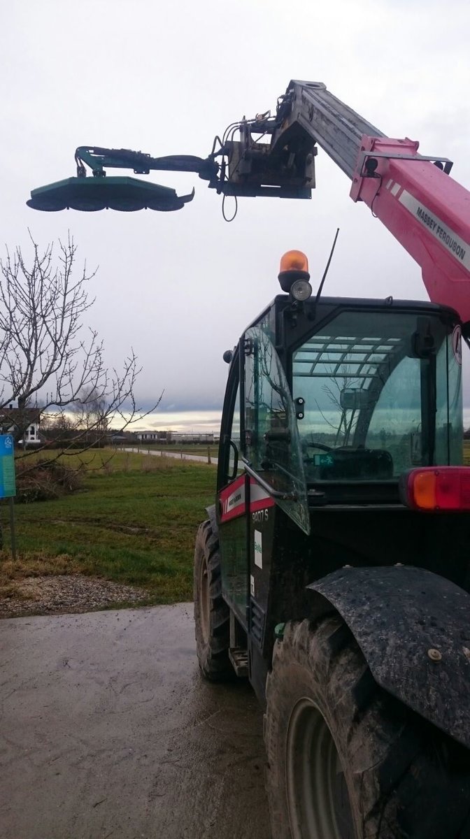 Traktor der Garten- und Landschaftspflege Ulrich M. Thaler